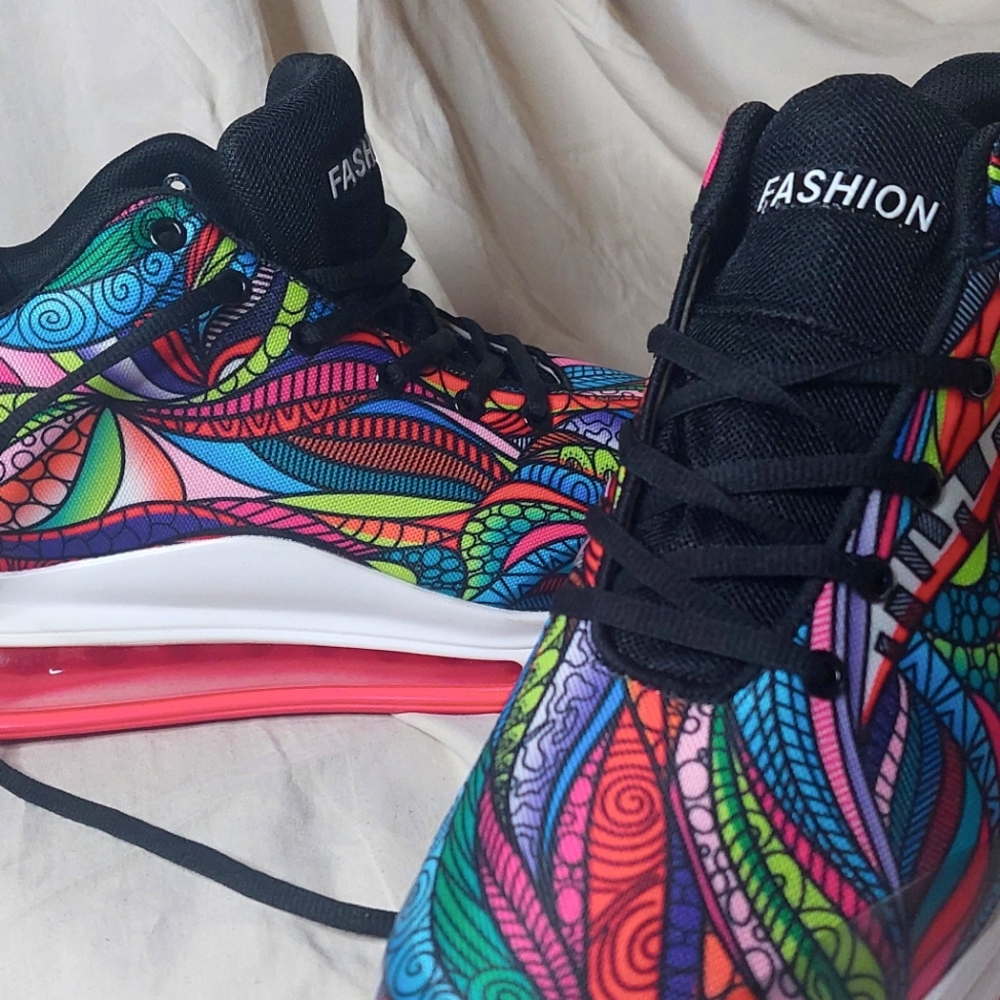 Colorful athletic sneaker 10.5